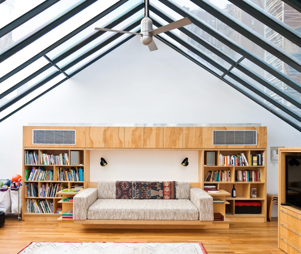 Idee per un grande soggiorno minimal stile loft con pareti bianche, parquet chiaro e stufa a legna