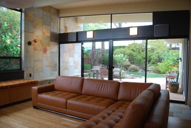 На фото: парадная гостиная комната в стиле модернизм с бежевыми стенами и полом из сланца без камина, телевизора