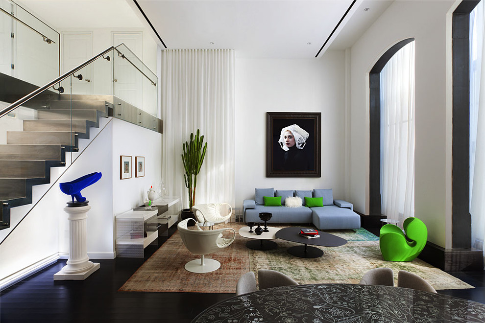 Стильный дизайн: огромная гостиная комната в современном стиле с белыми стенами и красивыми шторами без камина, телевизора - последний тренд