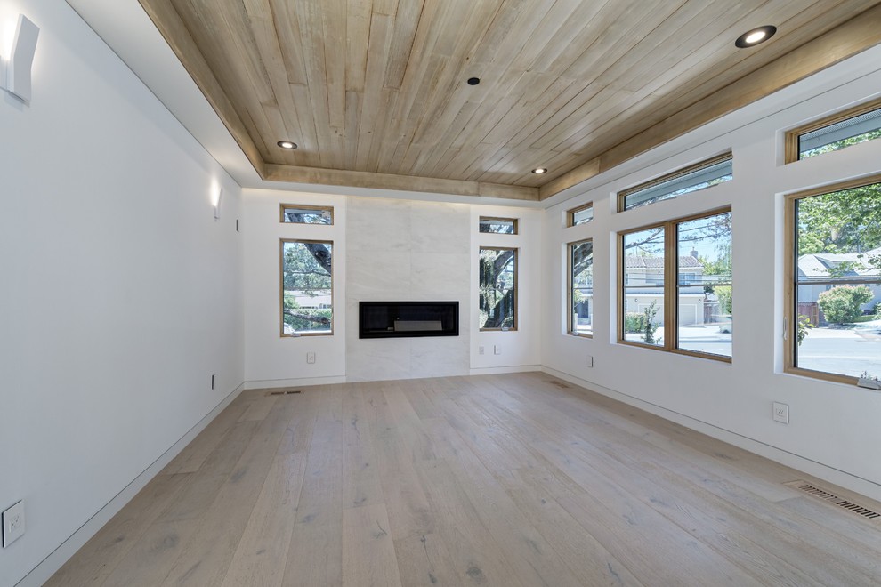 サンフランシスコにある高級な中くらいなトランジショナルスタイルのおしゃれなリビング (白い壁、淡色無垢フローリング、横長型暖炉、タイルの暖炉まわり、ベージュの床) の写真