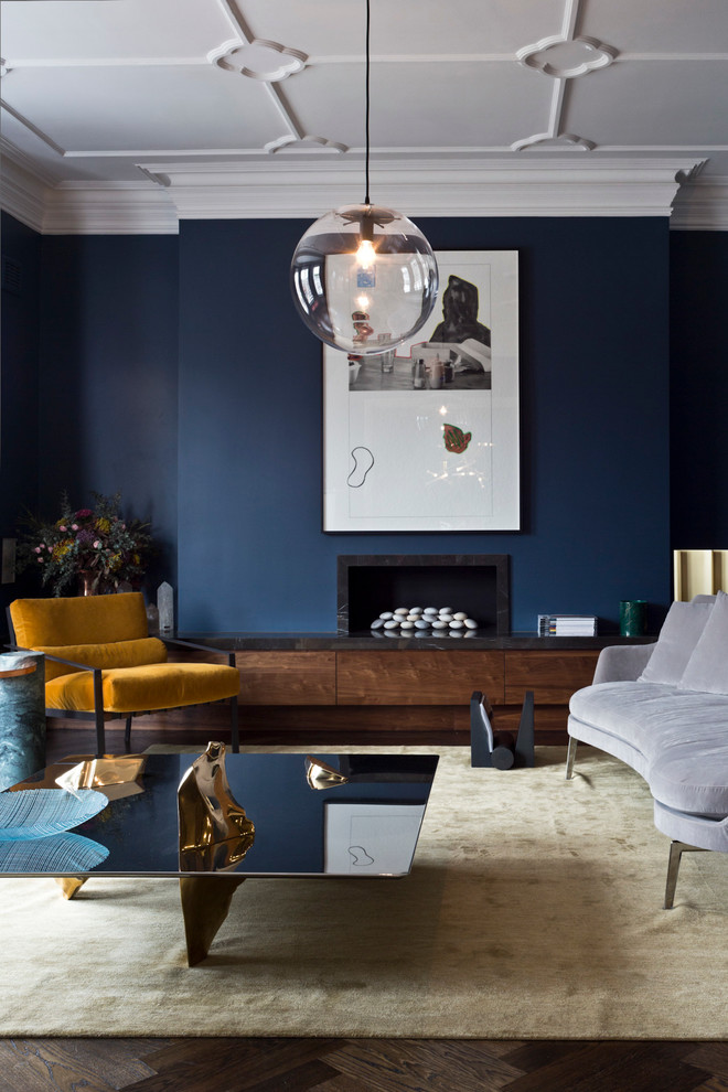 Идея дизайна: парадная гостиная комната в современном стиле с синими стенами, горизонтальным камином и ковром на полу