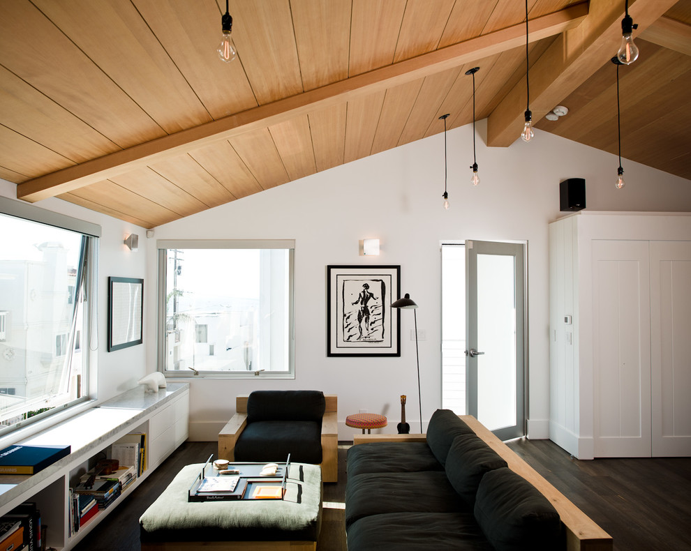 Стильный дизайн: маленькая гостиная комната в стиле модернизм с белыми стенами для на участке и в саду - последний тренд