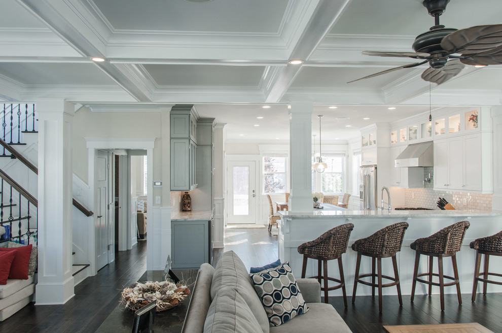 Offenes Klassisches Wohnzimmer mit beiger Wandfarbe und dunklem Holzboden in Philadelphia