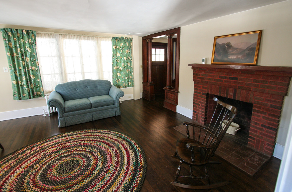 Example of a country living room design in New York
