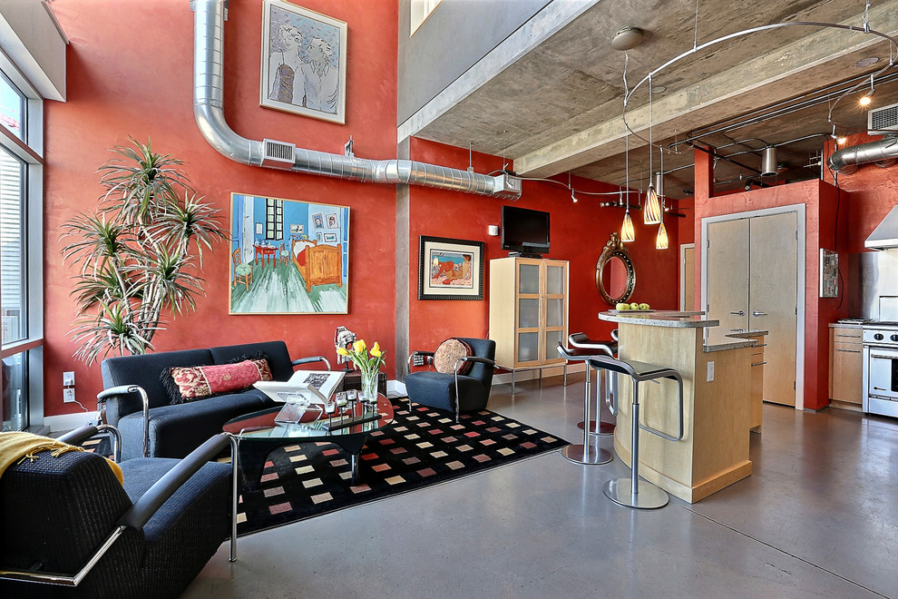 Industrial Wohnzimmer mit Betonboden in Denver