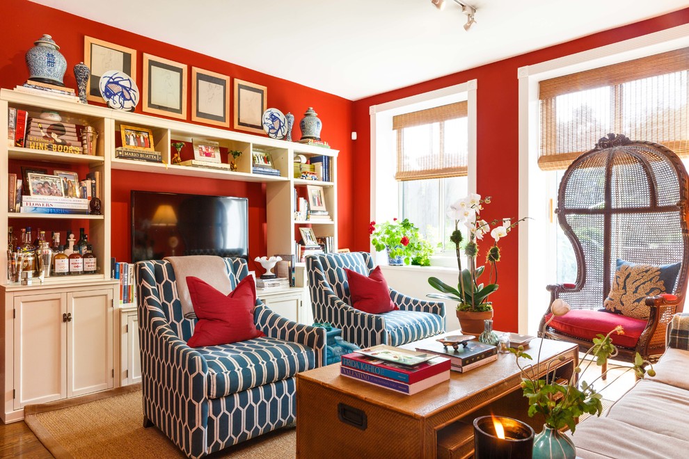 Foto de salón para visitas tradicional renovado con paredes rojas, suelo de madera en tonos medios y suelo marrón