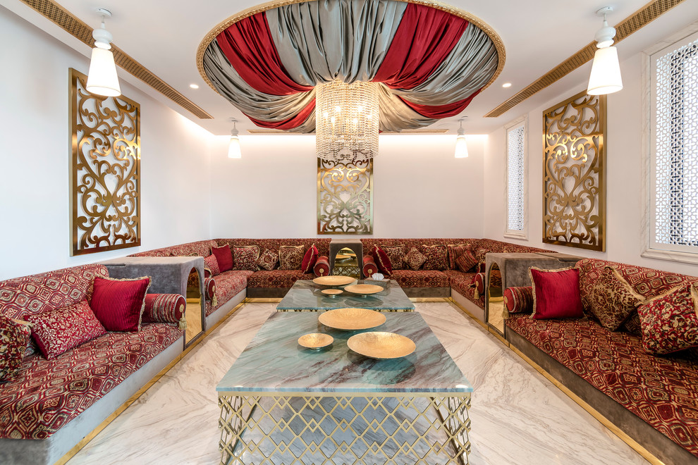 Foto di un soggiorno mediterraneo con sala formale, pareti bianche e nessuna TV