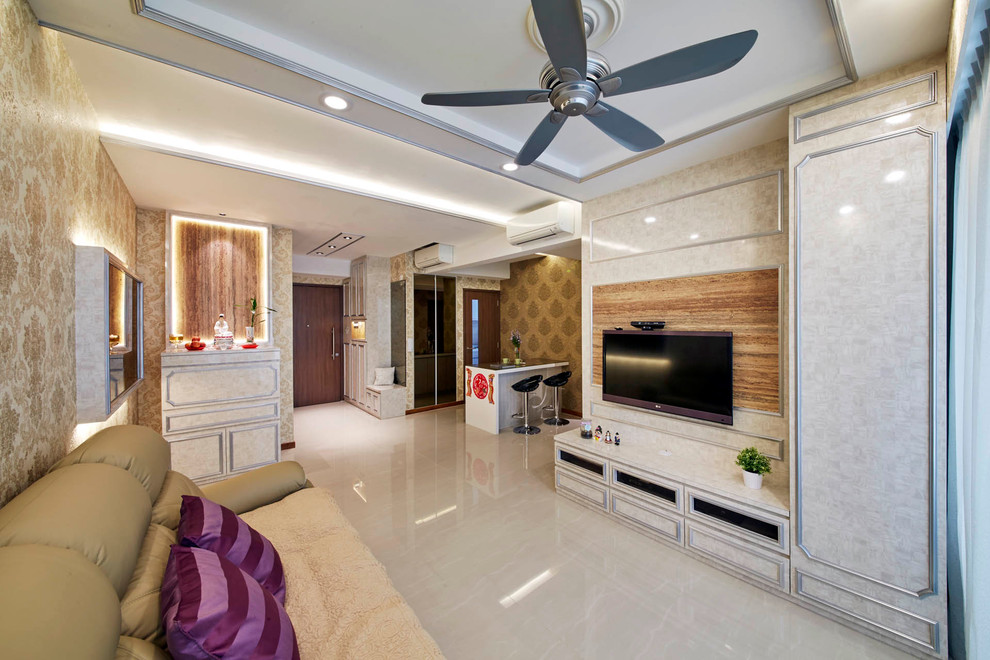 Mittelgroßes, Repräsentatives, Offenes Wohnzimmer mit beiger Wandfarbe, Porzellan-Bodenfliesen und TV-Wand in Singapur