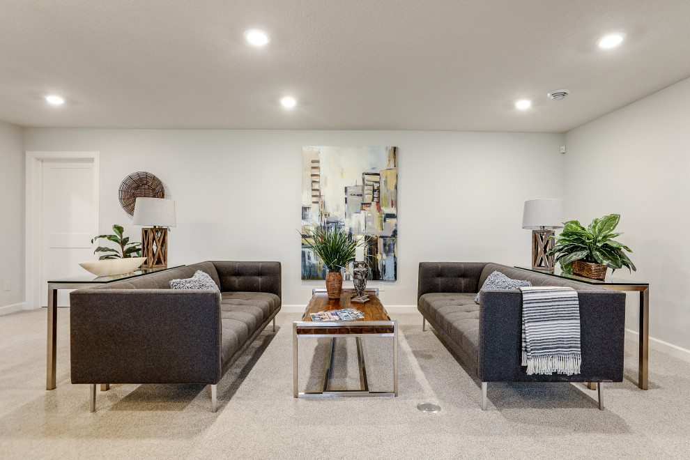 Idee per un grande soggiorno classico chiuso con pareti grigie, moquette e pavimento beige