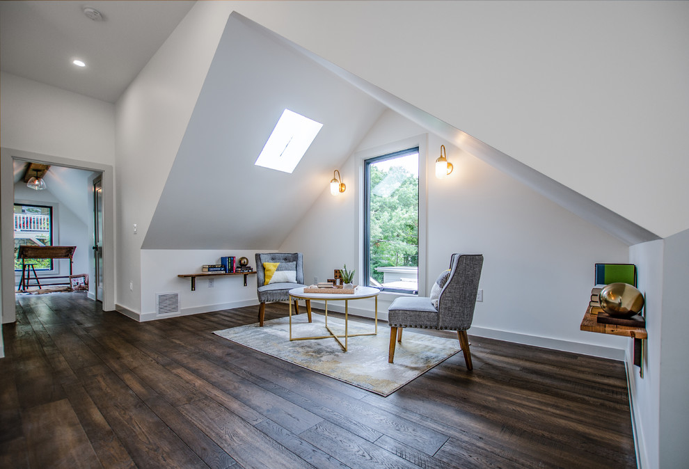 Repräsentatives Landhausstil Wohnzimmer im Loft-Stil mit weißer Wandfarbe, dunklem Holzboden und braunem Boden in Austin