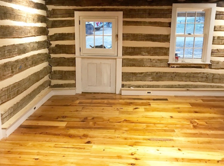 Foto de salón cerrado rústico de tamaño medio con suelo de madera en tonos medios