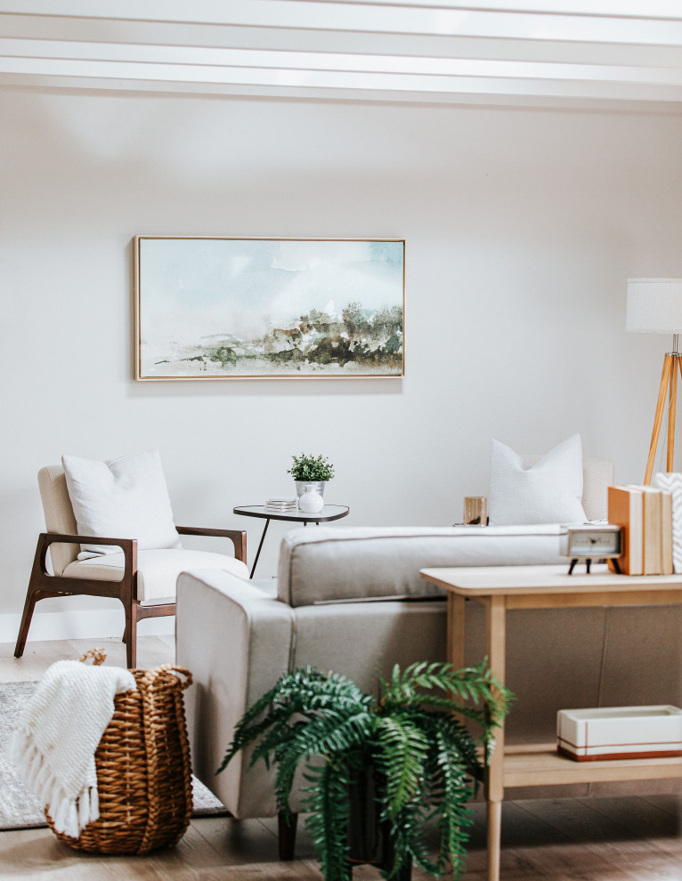 Свежая идея для дизайна: открытая гостиная комната среднего размера в стиле неоклассика (современная классика) с серыми стенами, паркетным полом среднего тона и коричневым полом - отличное фото интерьера