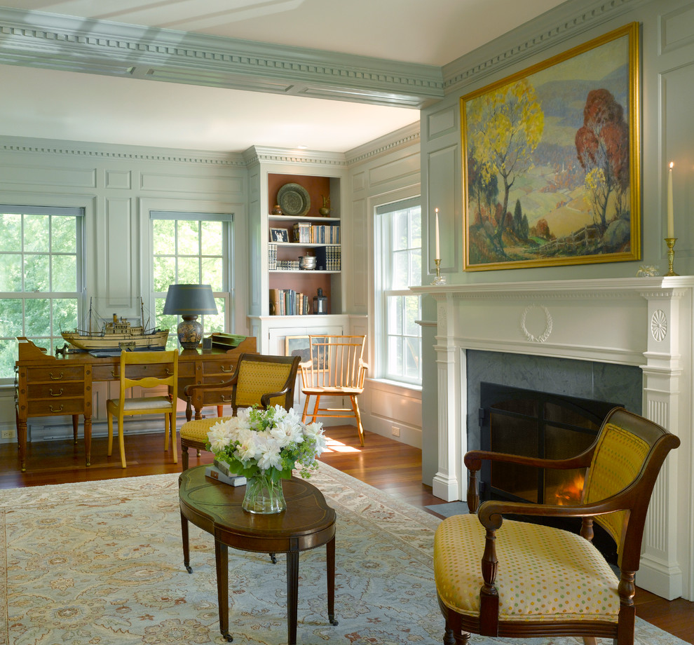 Источник вдохновения для домашнего уюта: гостиная комната в классическом стиле с синими стенами