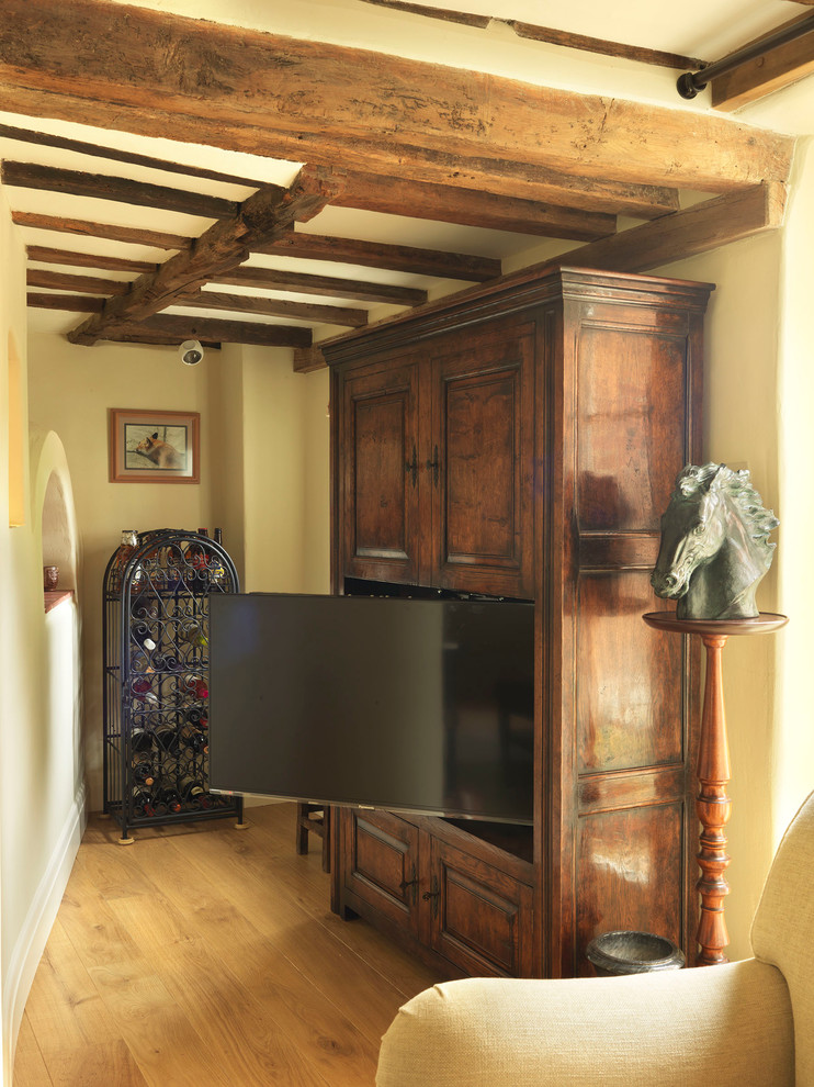 Großes, Repräsentatives, Offenes Landhausstil Wohnzimmer mit beiger Wandfarbe, hellem Holzboden und verstecktem TV in Hampshire