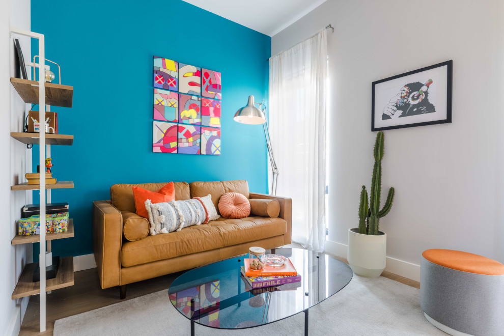 Пример оригинального дизайна: гостиная комната в современном стиле с синими стенами, паркетным полом среднего тона и коричневым полом