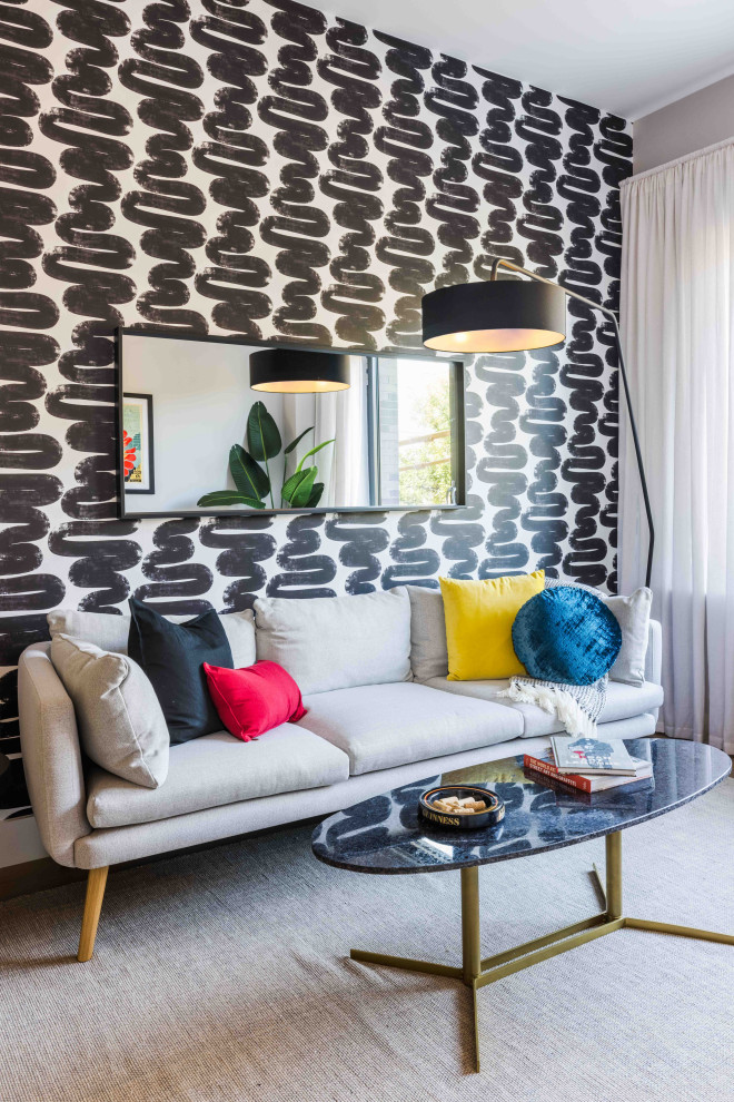 Свежая идея для дизайна: гостиная комната в современном стиле с черными стенами, ковровым покрытием, серым полом и обоями на стенах - отличное фото интерьера