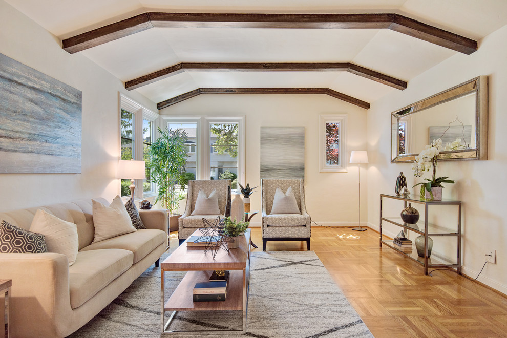Foto di un soggiorno chic con pareti beige e parquet chiaro
