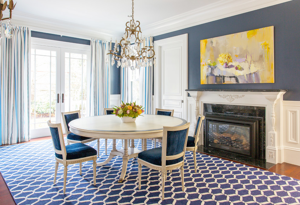 Источник вдохновения для домашнего уюта: большая столовая в стиле неоклассика (современная классика) с синими стенами и ковровым покрытием