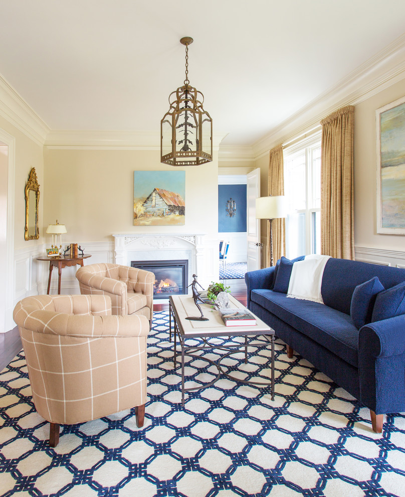 Esempio di un grande soggiorno chic con pareti beige, moquette, camino classico, cornice del camino in legno, sala formale e pavimento multicolore