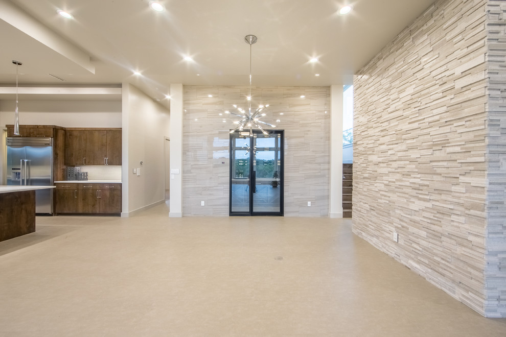 Großes, Offenes Modernes Wohnzimmer mit weißer Wandfarbe, Kalkstein, Kamin und gefliester Kaminumrandung in Austin