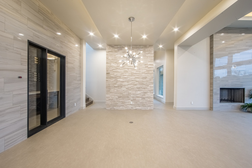 オースティンにある高級な広いコンテンポラリースタイルのおしゃれなLDK (白い壁、ライムストーンの床、標準型暖炉、タイルの暖炉まわり) の写真