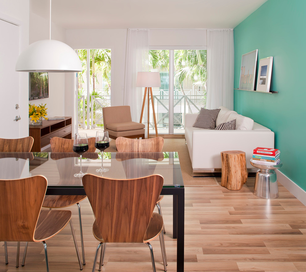 Ispirazione per un soggiorno design aperto con pareti blu e pavimento in legno massello medio