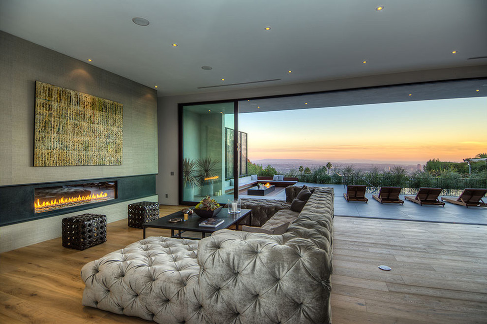 Photo of a modern living room in Los Angeles with grey walls.