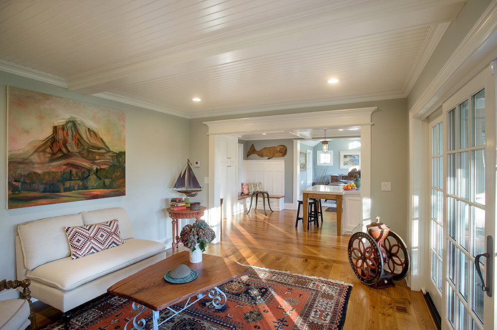 Diseño de salón de estilo de casa de campo de tamaño medio con paredes grises y suelo de madera en tonos medios