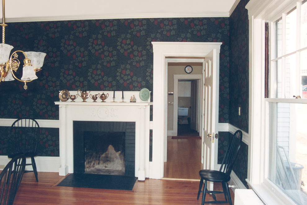 Источник вдохновения для домашнего уюта: гостиная комната в викторианском стиле с красными стенами, стандартным камином, фасадом камина из камня и черным полом без телевизора