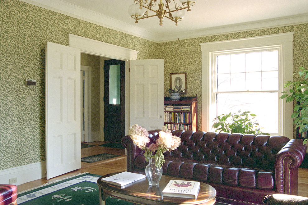 Fernseherloses Klassisches Wohnzimmer mit roter Wandfarbe, Kamin, Kaminumrandung aus Stein und schwarzem Boden in Orange County