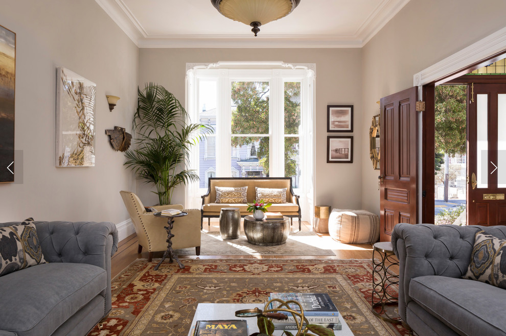 Ispirazione per un soggiorno classico chiuso con sala formale, pareti beige e parquet chiaro
