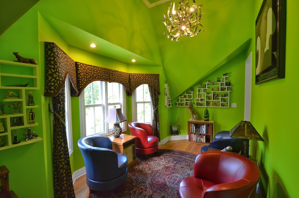Inspiration för eklektiska vardagsrum, med gröna väggar och ljust trägolv