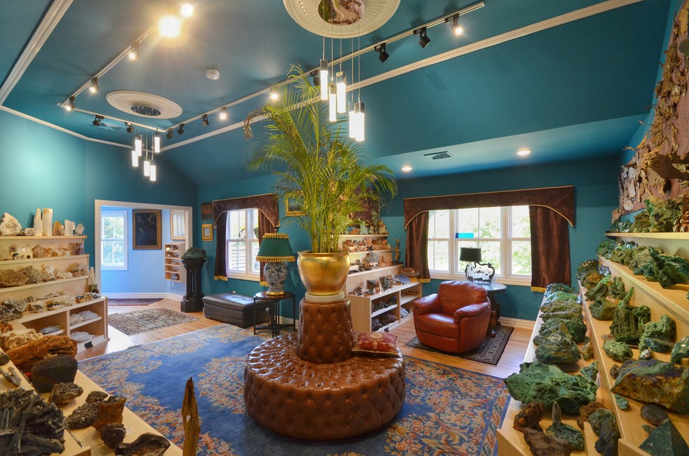 Foto di un soggiorno eclettico con pareti blu e parquet chiaro