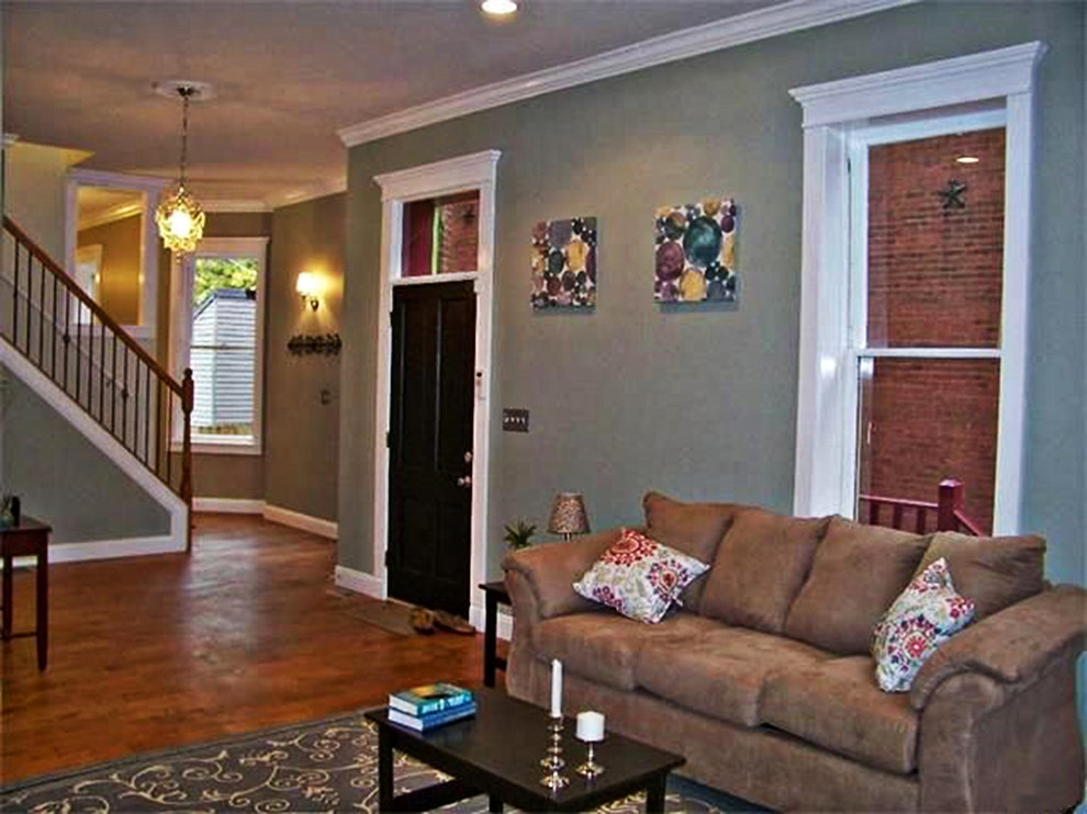 Foto de salón para visitas abierto clásico pequeño sin chimenea con paredes azules, suelo de madera oscura y televisor colgado en la pared