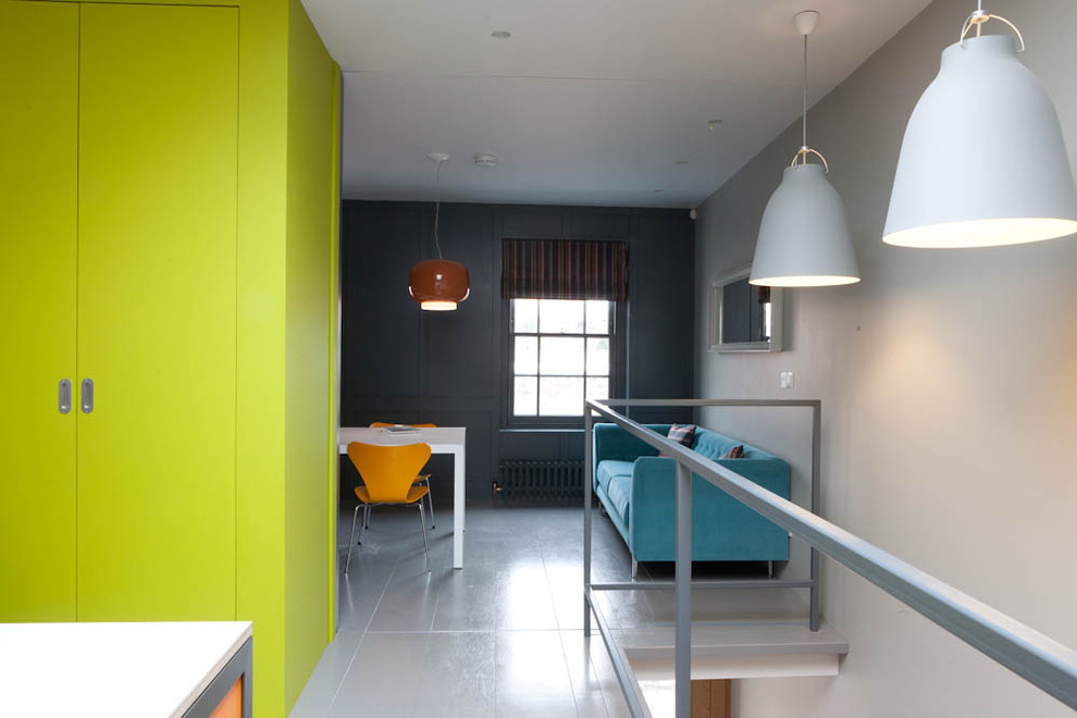 Источник вдохновения для домашнего уюта: двухуровневая гостиная комната в стиле лофт с серыми стенами и синим диваном