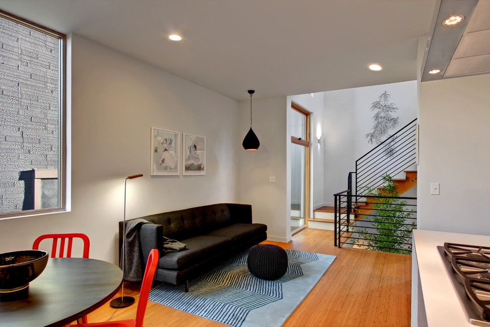 Immagine di un soggiorno minimal con pavimento in legno massello medio