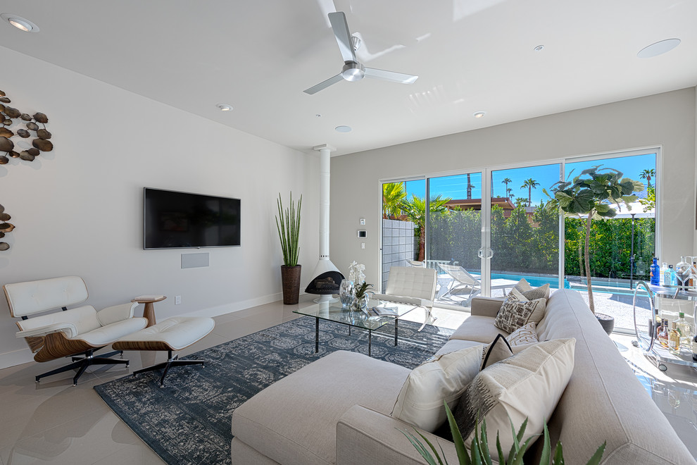 Идея дизайна: открытая гостиная комната среднего размера в стиле ретро с белыми стенами, полом из керамической плитки, угловым камином и телевизором на стене
