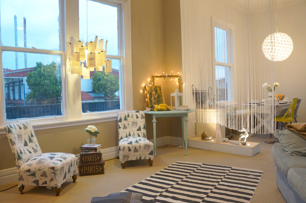 Stilmix Wohnzimmer mit beiger Wandfarbe in Sonstige
