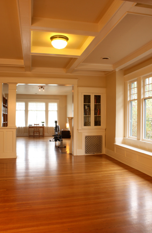 Imagen de salón para visitas cerrado tradicional de tamaño medio con paredes beige y suelo de madera clara