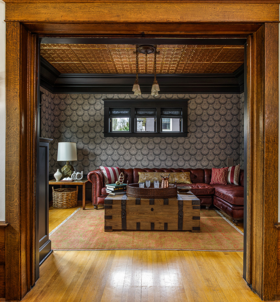 Abgetrenntes, Mittelgroßes, Repräsentatives, Fernseherloses Stilmix Wohnzimmer ohne Kamin mit grauer Wandfarbe, hellem Holzboden und braunem Boden in Portland