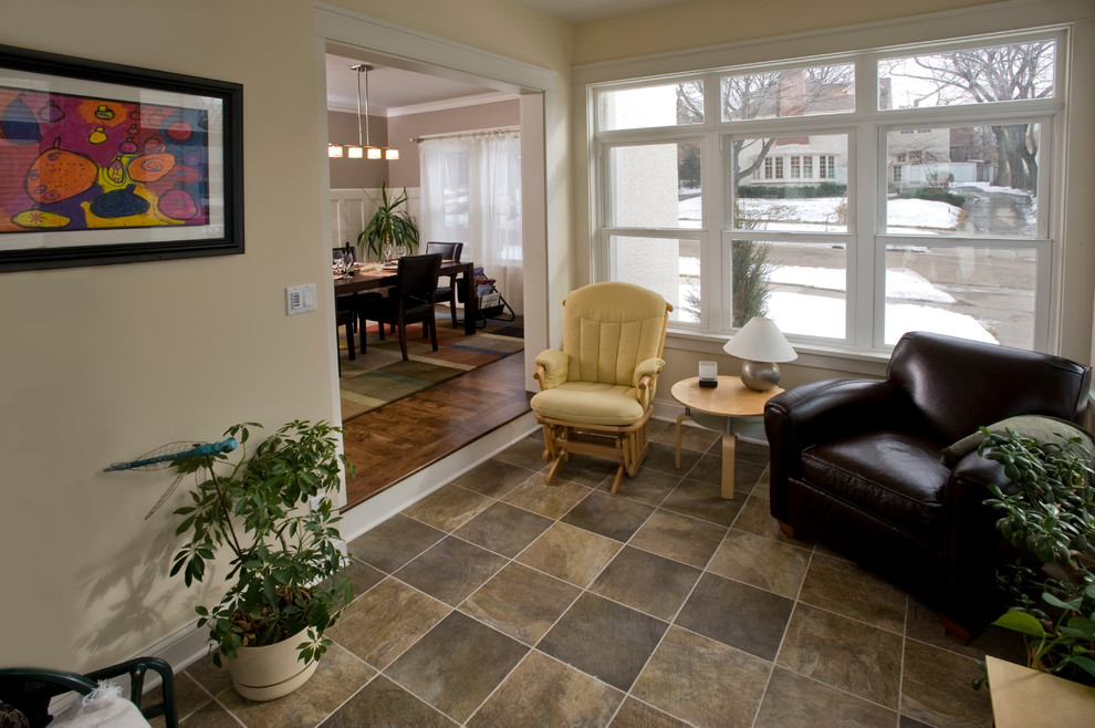 Exempel på ett mellanstort klassiskt separat vardagsrum, med ett finrum, beige väggar och klinkergolv i keramik