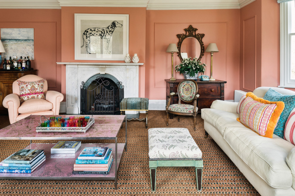 Repräsentatives Landhaus Wohnzimmer mit rosa Wandfarbe, Teppichboden und Kamin in Berkshire