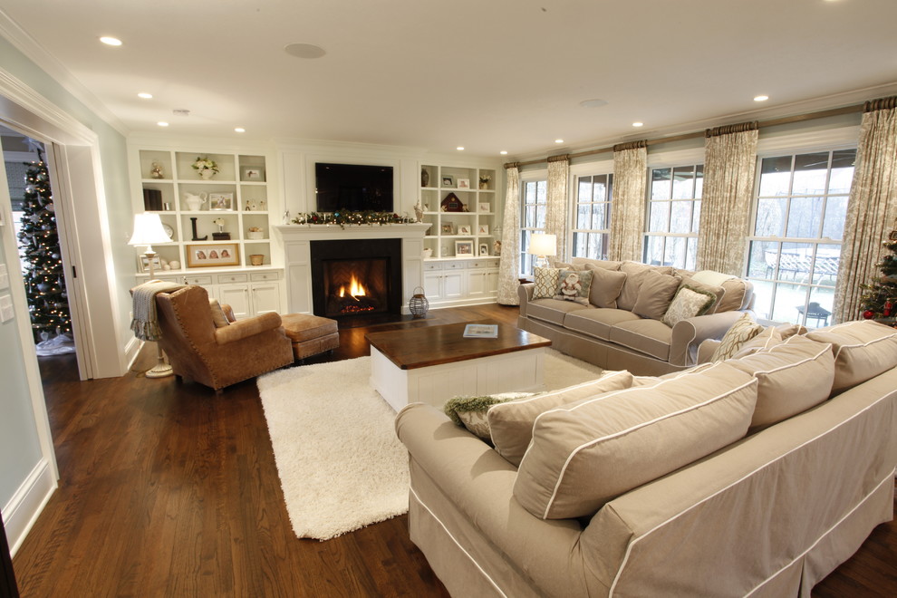 Источник вдохновения для домашнего уюта: гостиная комната в классическом стиле с ковром на полу