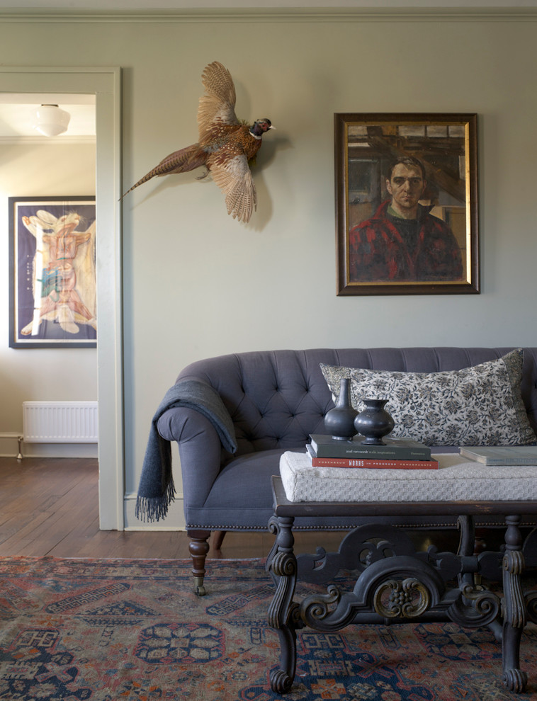 Foto de salón para visitas cerrado de estilo de casa de campo con paredes grises y suelo de madera en tonos medios