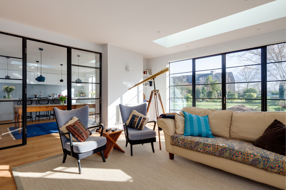 Esempio di un grande soggiorno classico chiuso con sala formale, pareti bianche, pavimento in legno massello medio e pavimento giallo