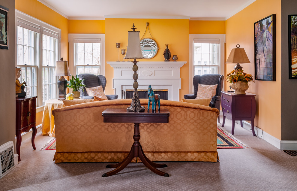Mittelgroßes, Repräsentatives, Abgetrenntes Eklektisches Wohnzimmer mit oranger Wandfarbe, Teppichboden, Kamin und Kaminumrandung aus Holz in Detroit