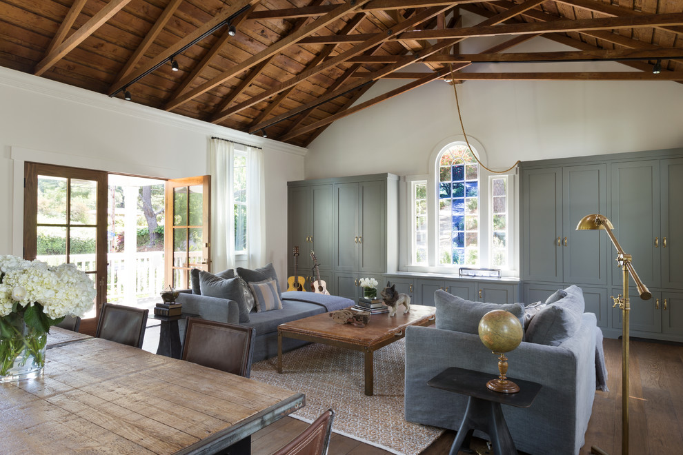 Imagen de salón abierto tradicional renovado sin chimenea y televisor con paredes blancas y suelo de madera en tonos medios