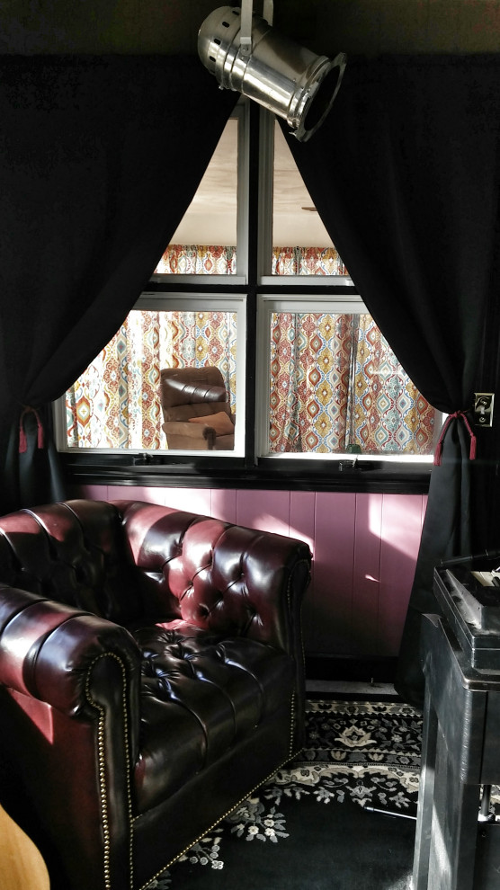 На фото: изолированная гостиная комната в классическом стиле с музыкальной комнатой, фиолетовыми стенами, ковровым покрытием и деревянными стенами без телевизора