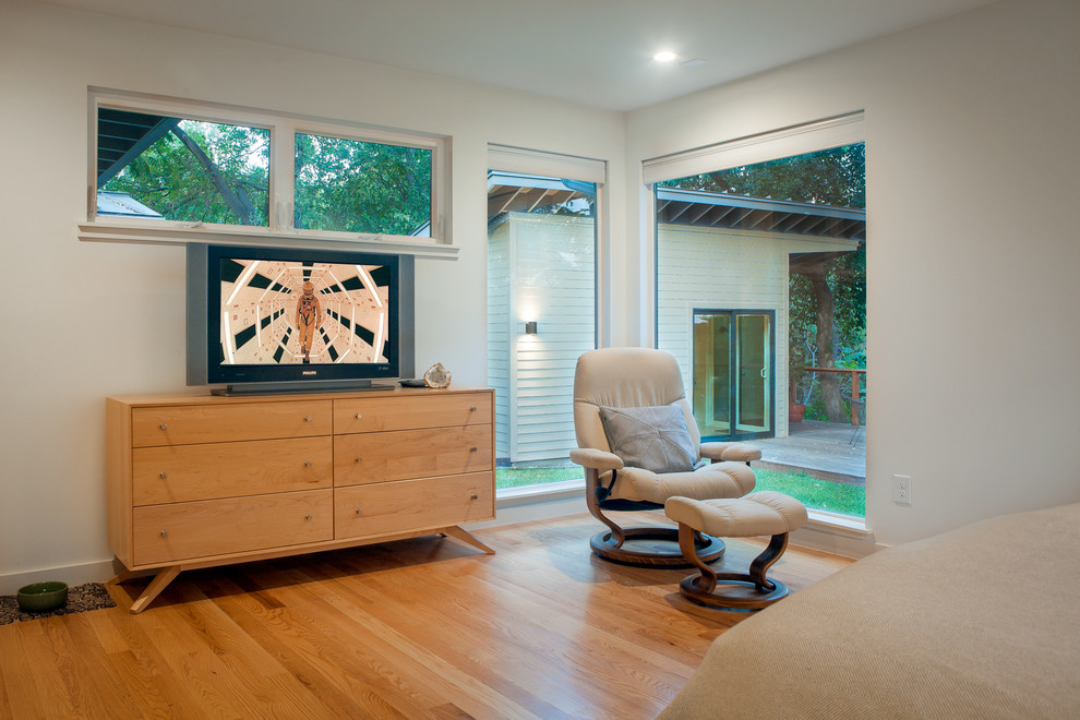 This is an example of a midcentury living room in Austin.