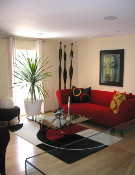 Immagine di un soggiorno contemporaneo di medie dimensioni e aperto con parquet chiaro
